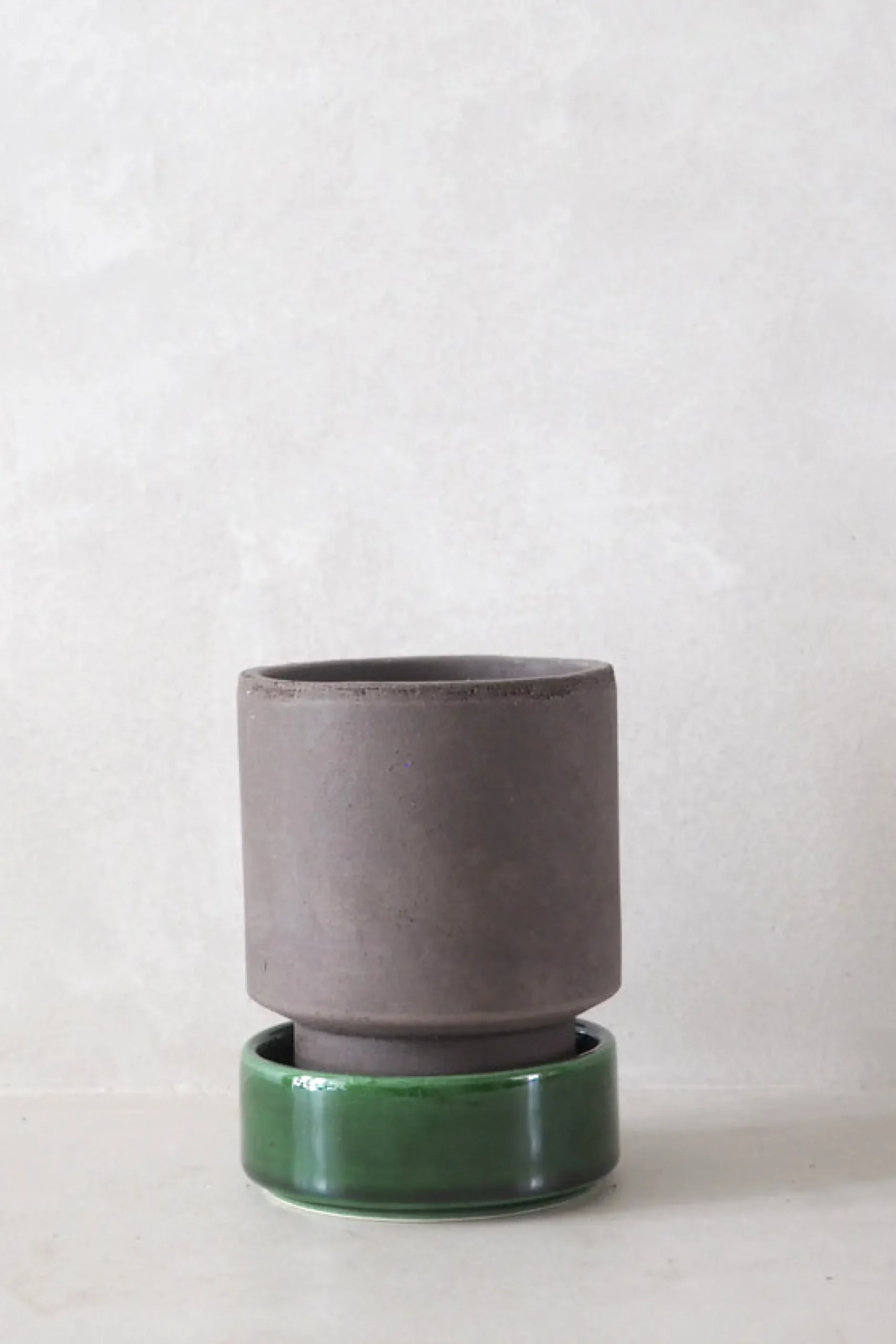 Terrakotta-Krukker|Hoff Krukke Serien^PLANT Hoff krukke, raw grey + grøn underskål