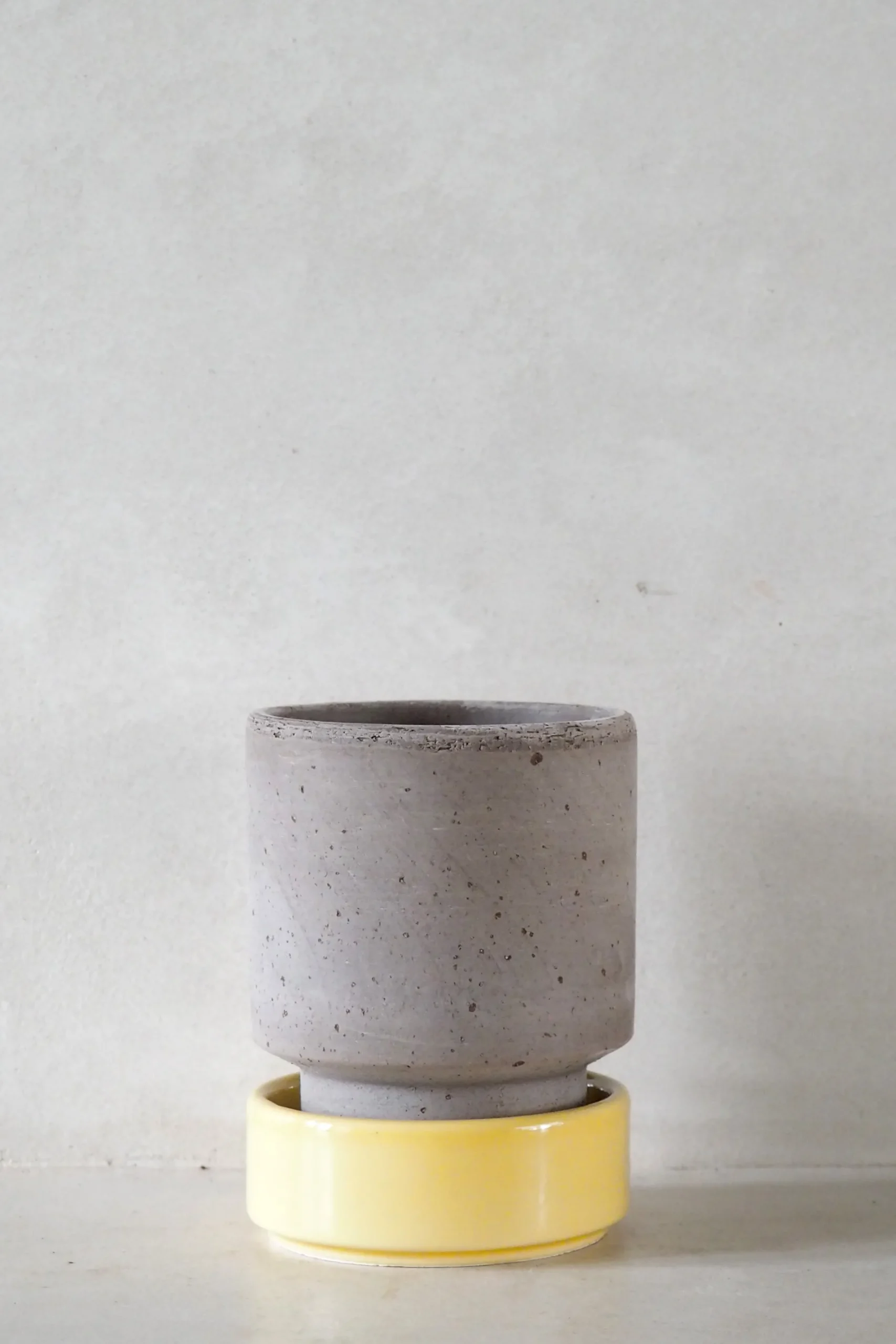 Terrakotta-Krukker|Hoff Krukke Serien^PLANT Hoff krukke, raw grey + Yellow underskål